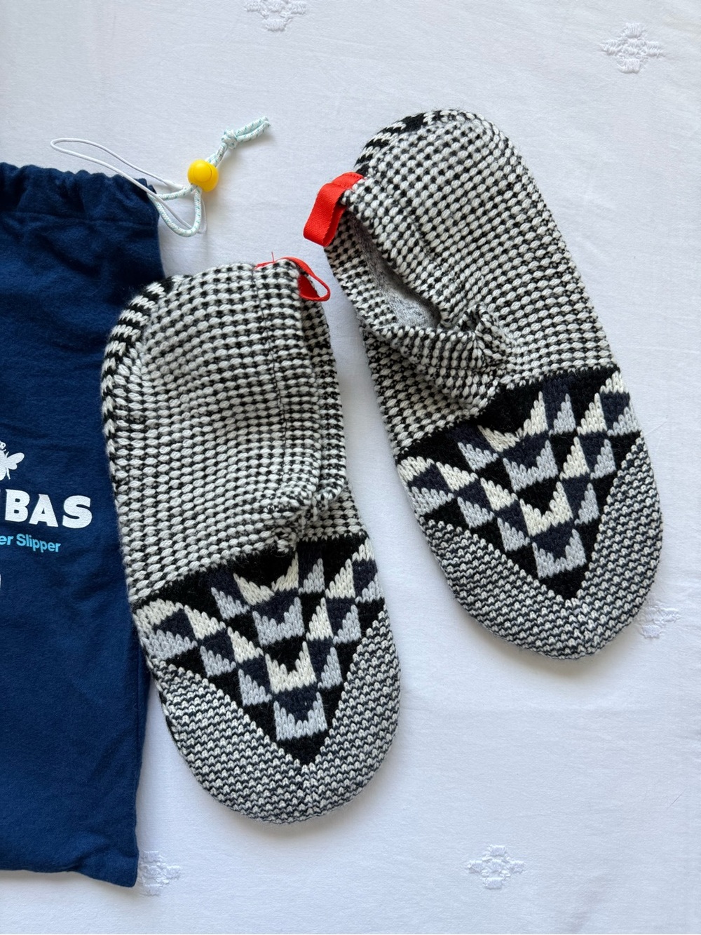 Bombas Gripper Slippers Black & White Geometric Knit Size Large NWOT